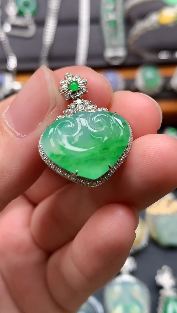 颈饰18K金镶嵌翡翠吊坠