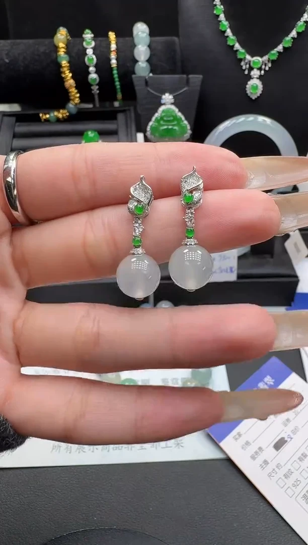 18K金镶嵌翡翠耳饰翡翠耳饰