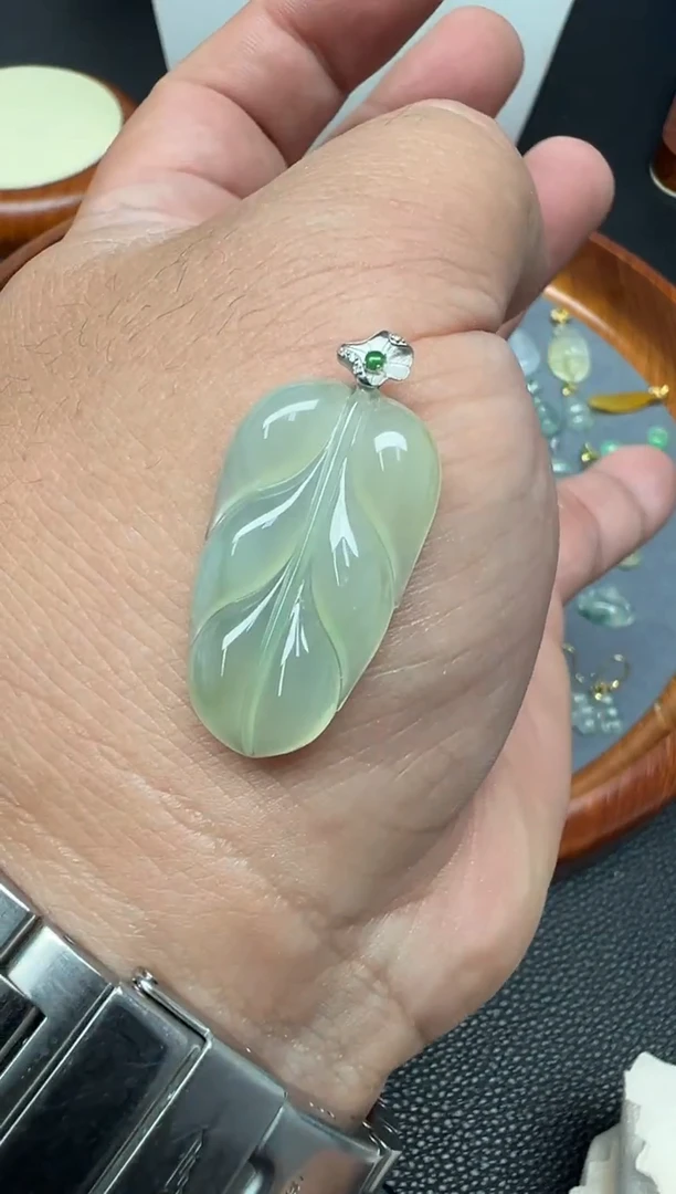 颈饰18K金镶嵌翡翠（68号）纯天然A货缅甸翡翠  叶子吊坠