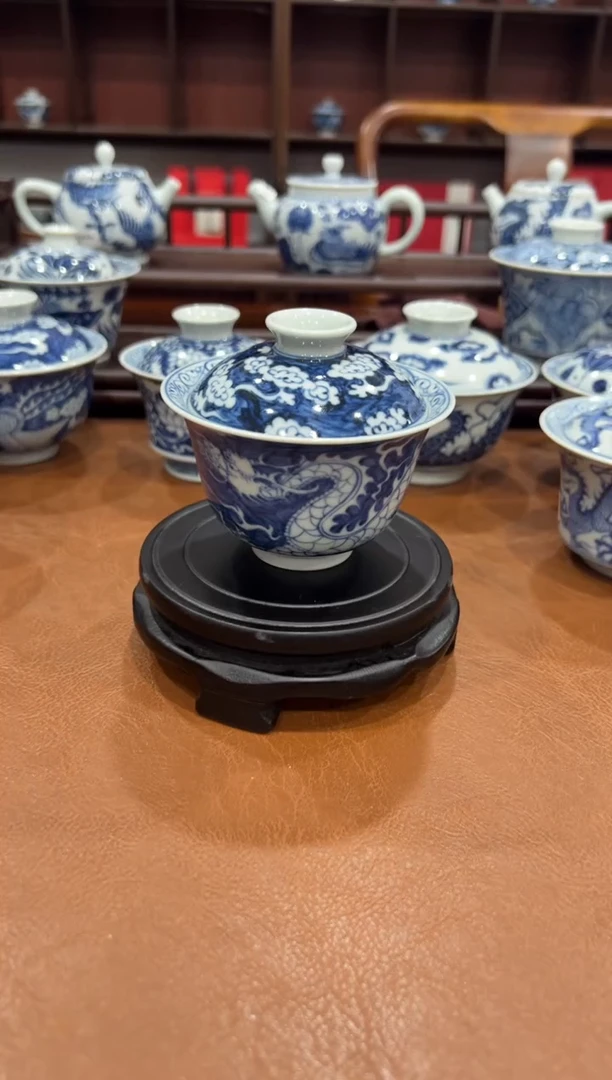 蓝底祥云龙纹盖碗