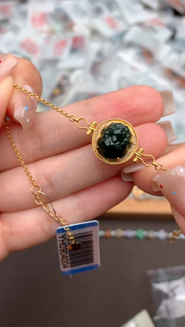 18K金镶嵌挂件翡翠一