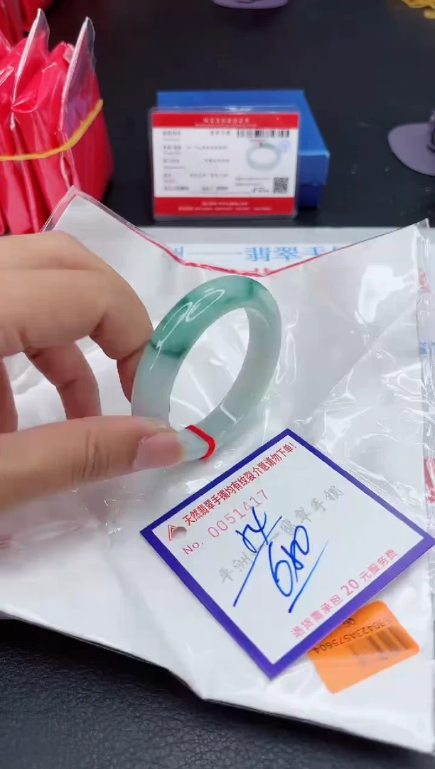翡翠手镯未镶嵌1