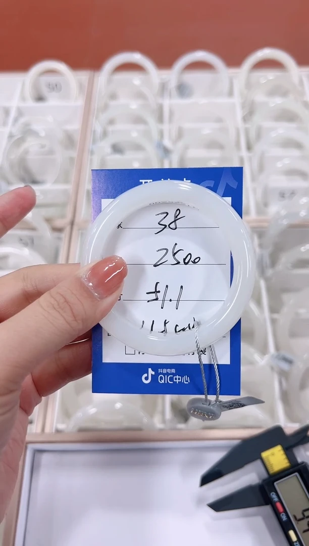 未镶嵌手镯和田玉白玉38