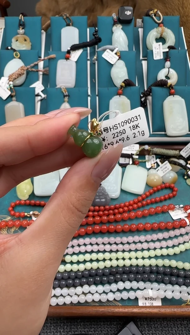 颈饰18K金镶嵌和田玉HS