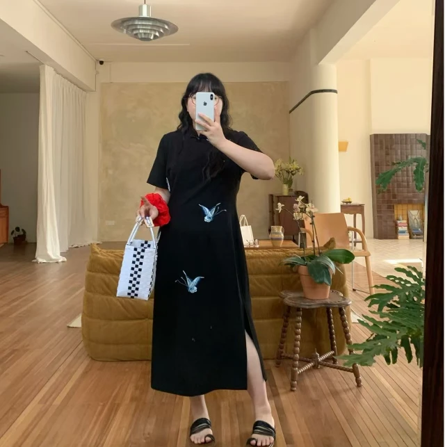 码加加56409新中式改良旗袍国风蝴蝶刺绣修身开叉黑色连衣裙