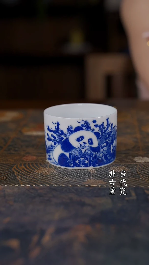铭墨青花熊猫直口杯