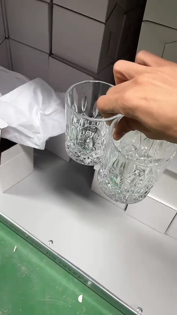 威士忌酒杯一对如图