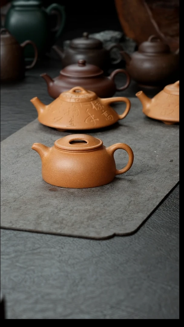 茶壶紫砂宝山黄金段半手牛盖100     微瑕