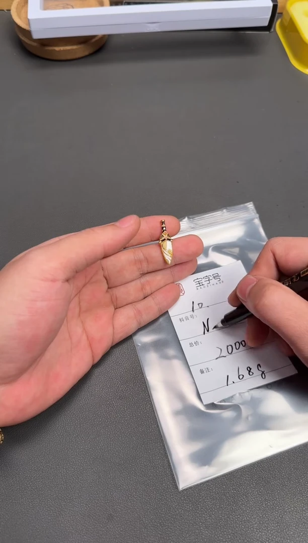 琥珀18K金镶嵌珠宝奇石N***r522852285228