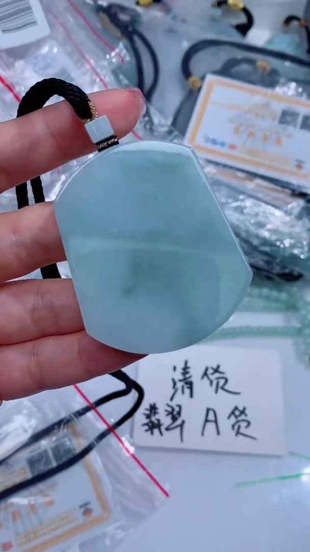 翡翠未镶嵌颈饰吊坠
