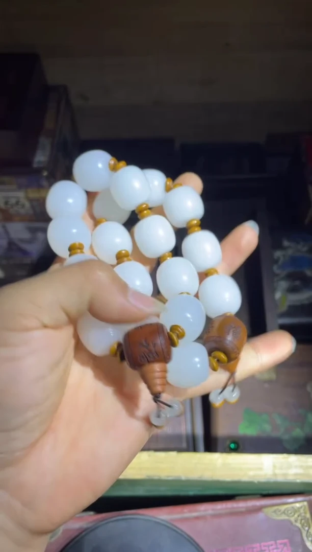 和田玉未镶嵌颈饰白玉老型珠手串1件