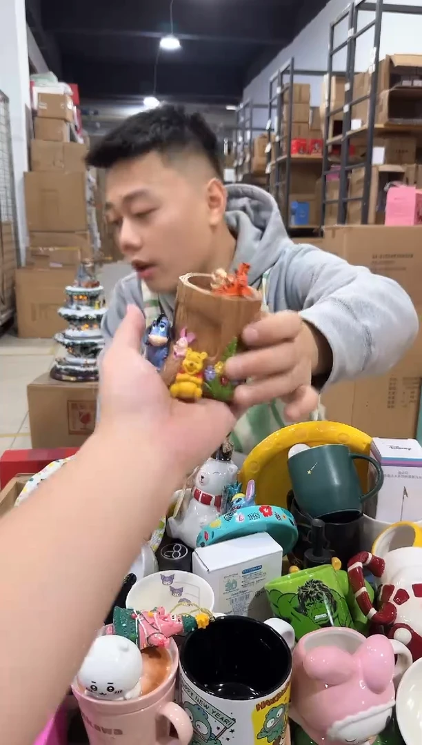 瓷片维尼树桩笔筒