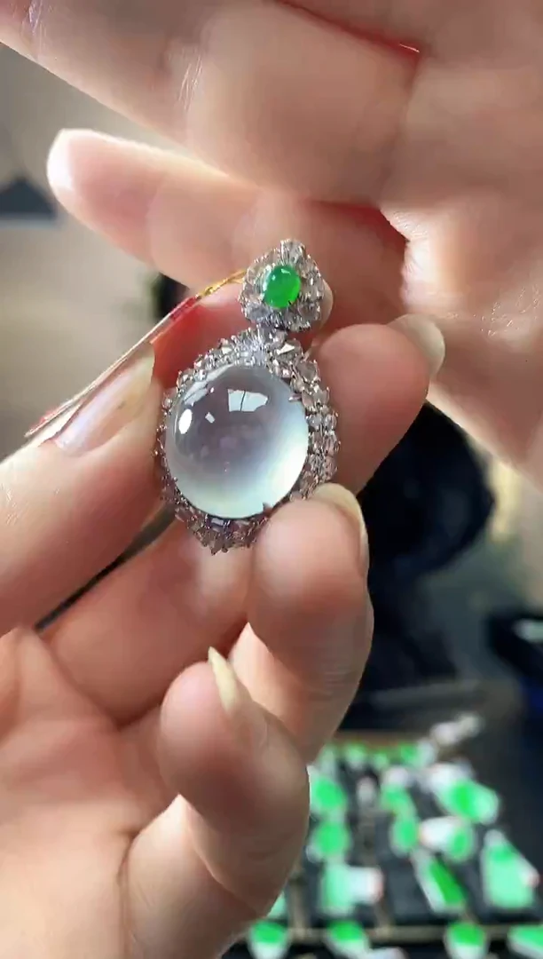 颈饰18K金镶嵌翡翠蛋面