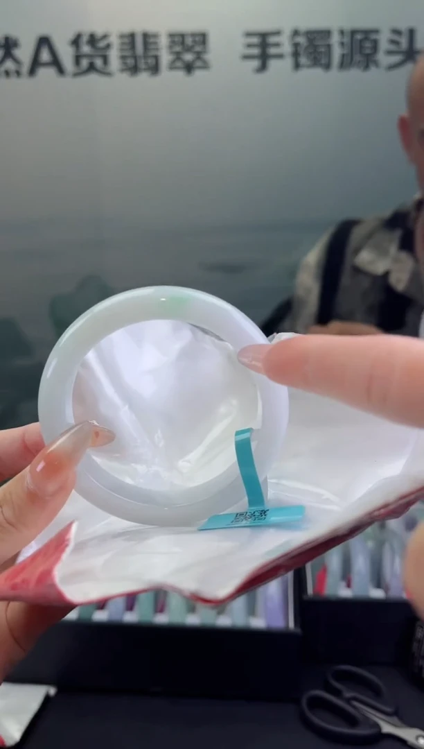 翡翠手镯未镶嵌翡翠手镯