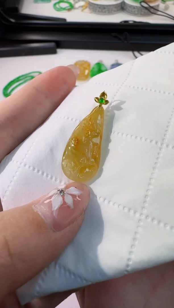 颈饰18K金镶嵌翡翠缅甸A货翡翠