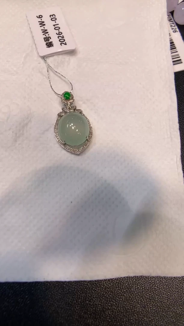 颈饰18K金镶嵌翡翠蛋面