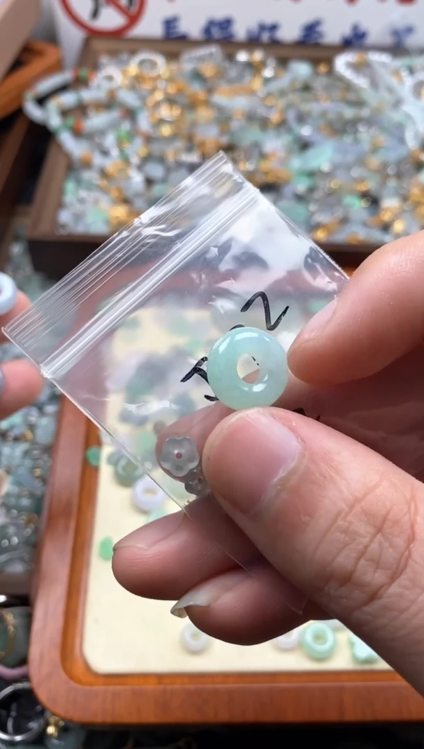 【闪购商品】翡翠颈饰未镶嵌哥哥