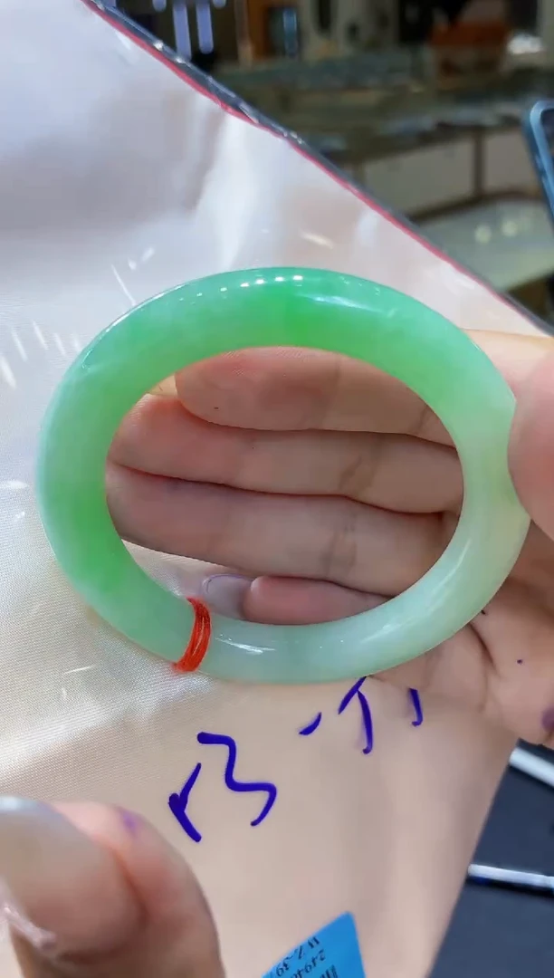 翡翠手镯未镶嵌翡翠手镯