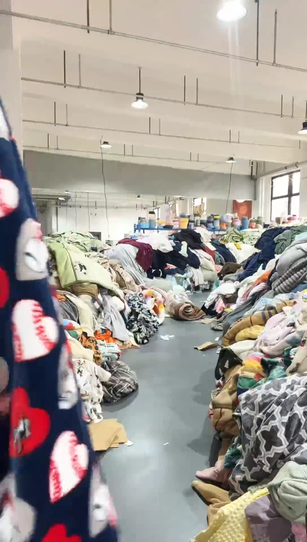 混纺主播手上展示的产品