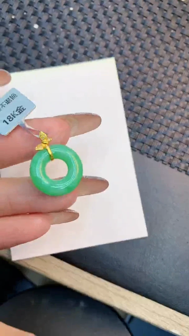 颈饰18K金镶嵌翡翠1