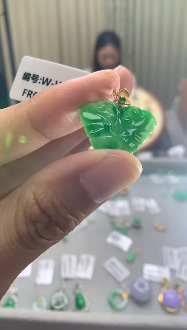 翡翠18K金镶嵌颈饰蝴蝶