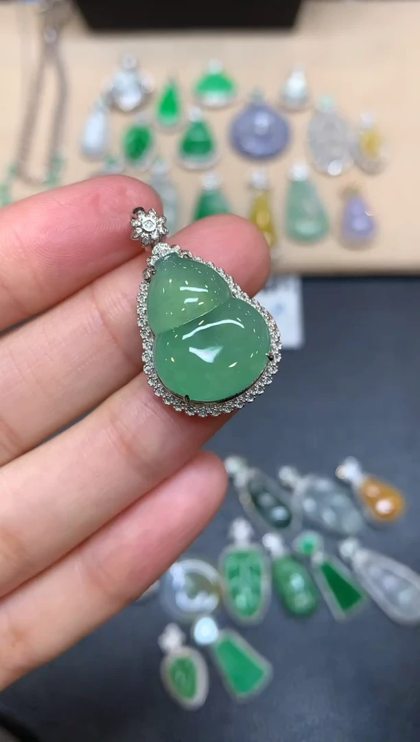 颈饰18K金镶嵌翡翠葫芦【无服务费