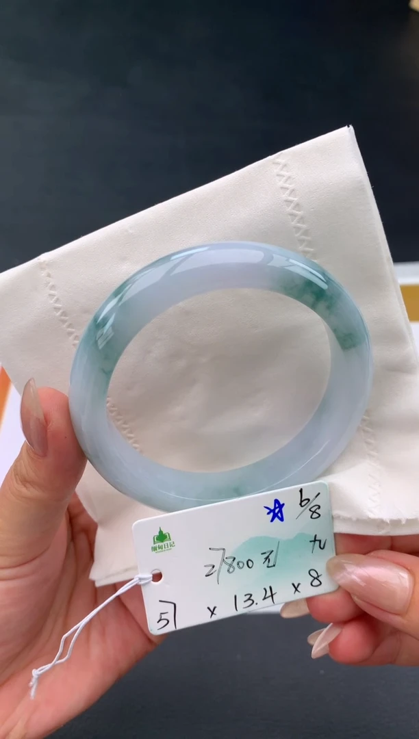 翡翠手镯未镶嵌自带#送人#，联系客服核对地址~