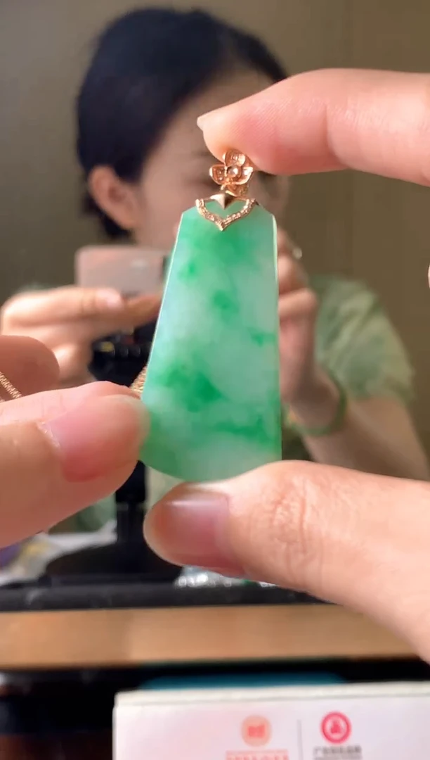 翡翠18K金镶嵌吊坠(赠链)吊坠