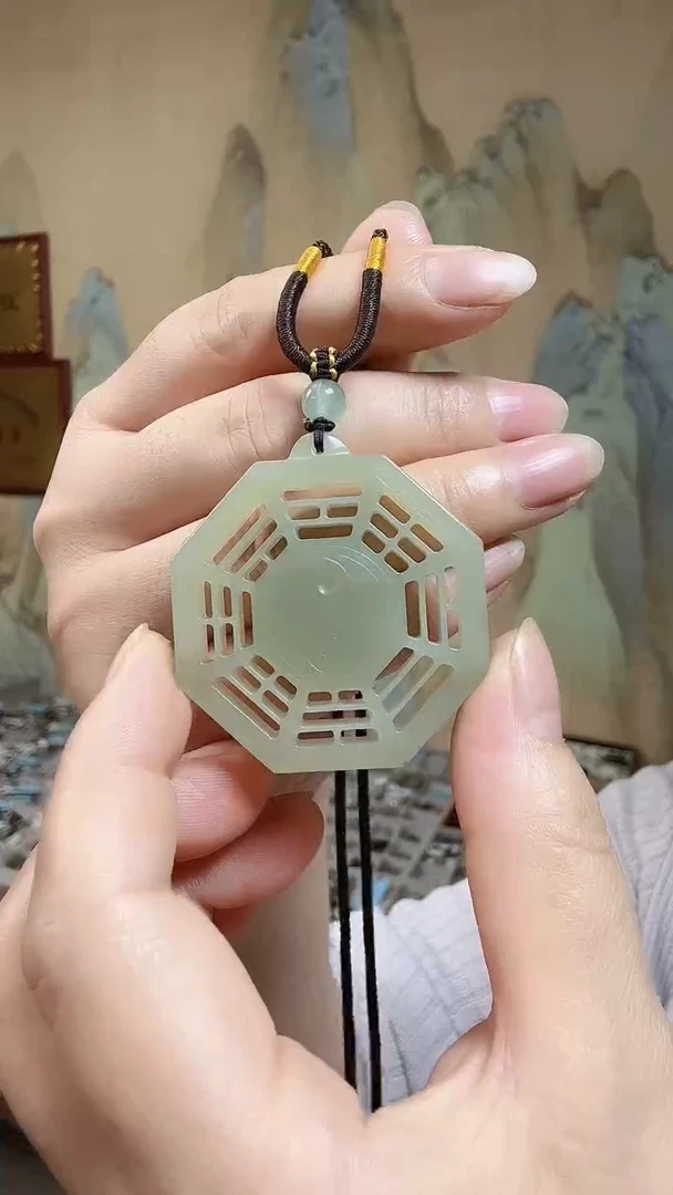 和田玉未镶嵌颈饰刺*子.