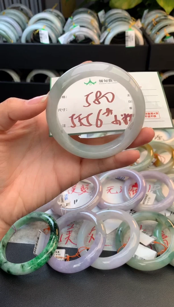 未镶嵌定制翡翠毛货需精细抛光+多人