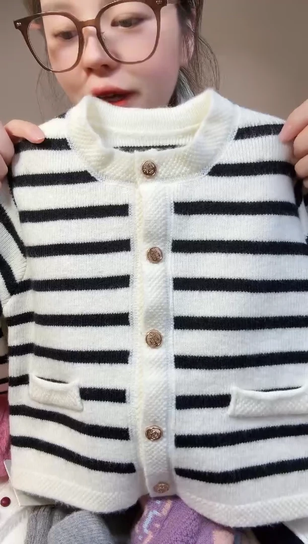 黑白夹条110开衫