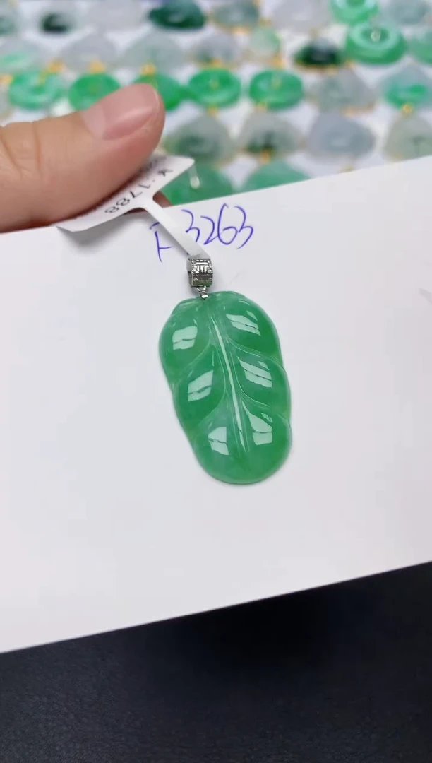 颈饰18K金镶嵌翡翠 天然缅甸A货翡翠百元以上9元证书费自理