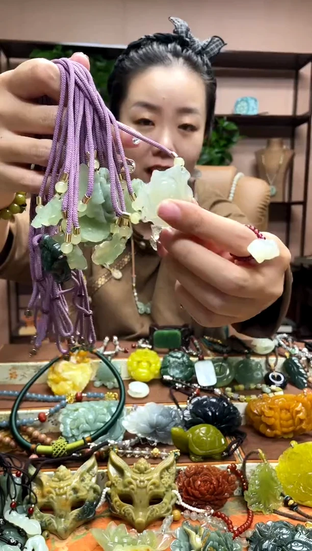 未镶嵌岫玉颈饰多样性发货发其中之一