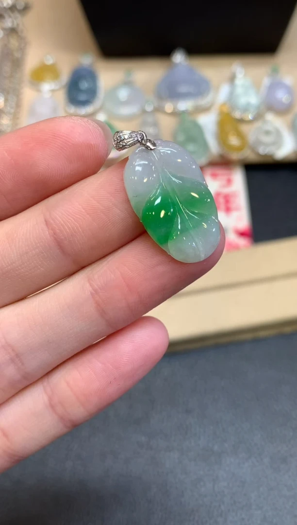 【闪购商品】翡翠颈饰18K金镶嵌叶子【无服务费】