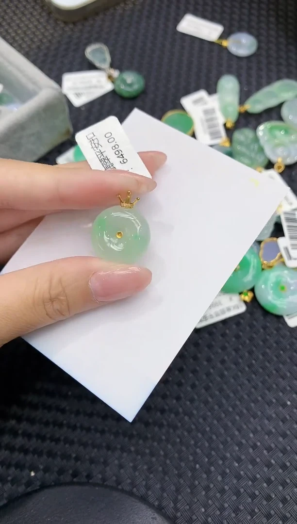 翡翠18K金镶嵌颈饰11111111111