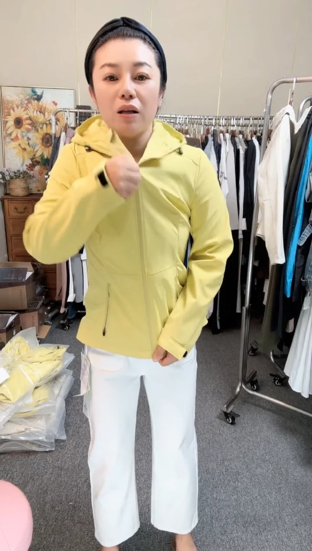 主播身上黄色衣服