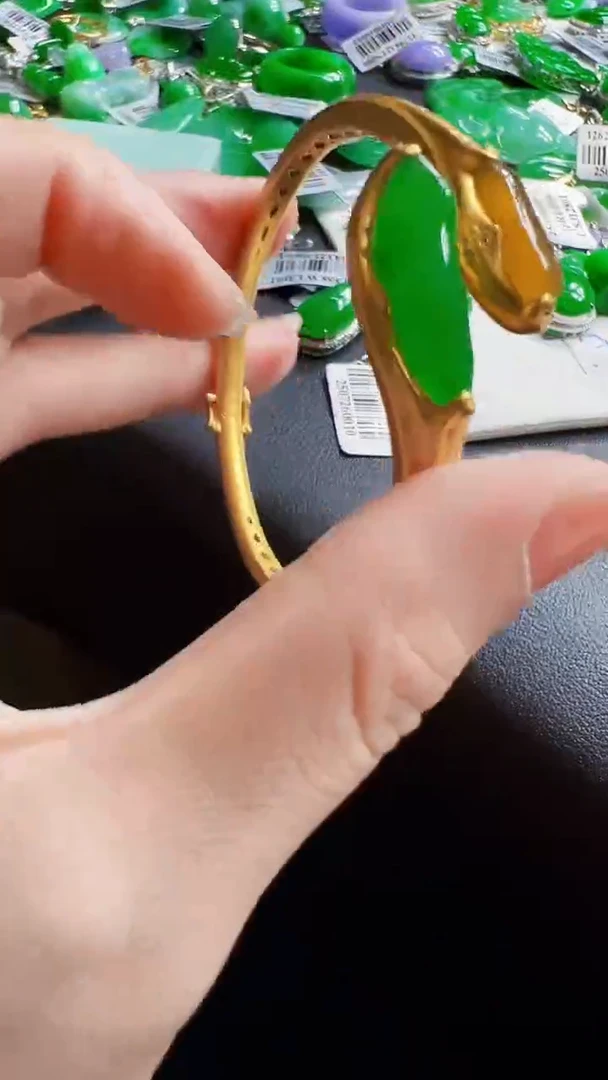 颈饰18K金镶嵌翡翠女****）手镯