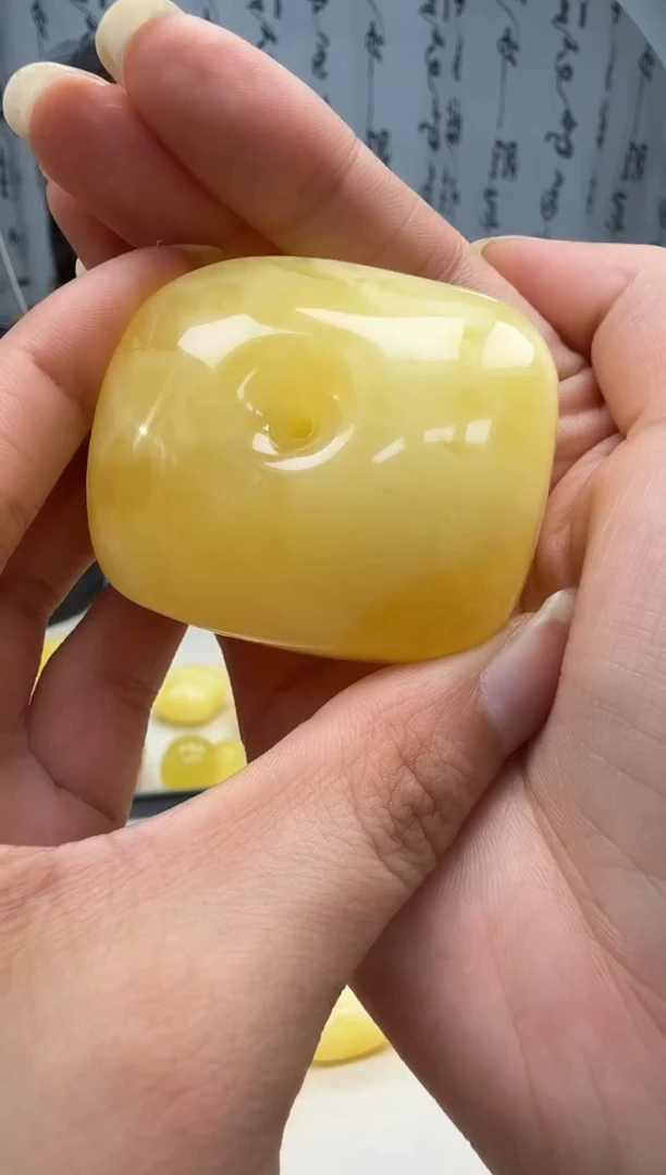 未镶嵌琥珀裸石 如图