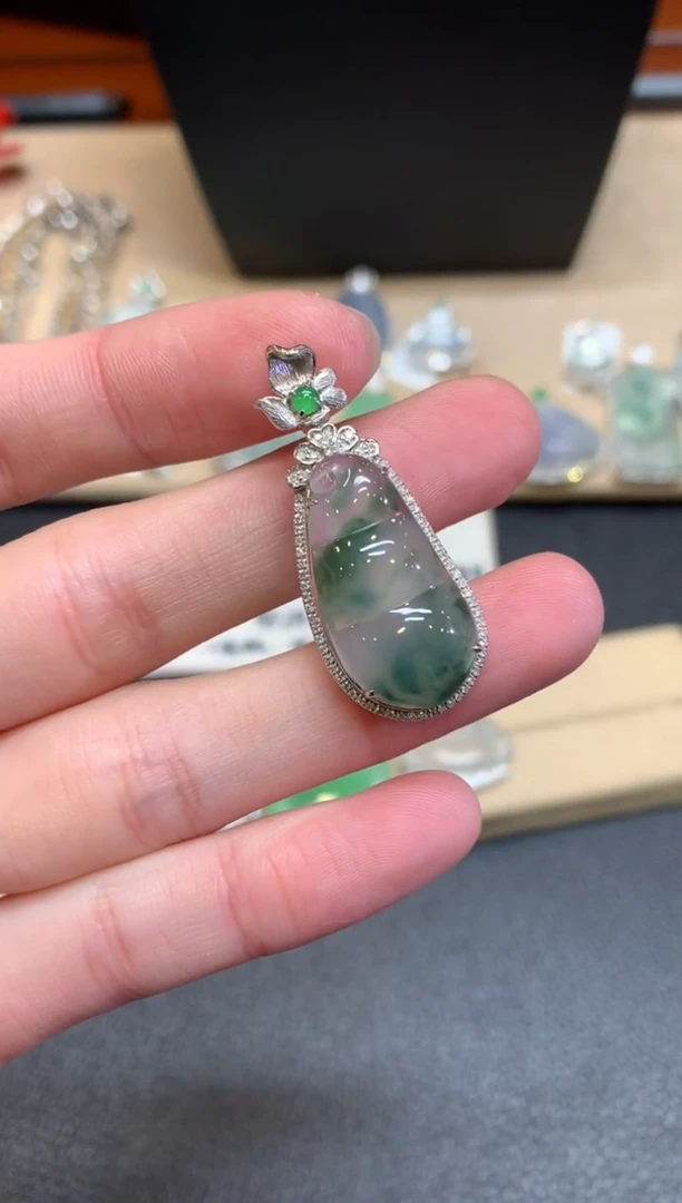 【闪购商品】翡翠颈饰18K金镶嵌福豆【无服务费】