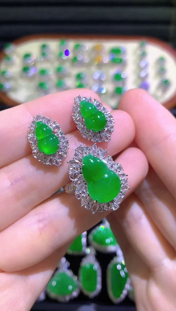 颈饰18K金镶嵌翡翠高冰满绿阳绿葫芦套装