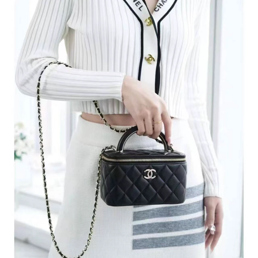 99新 Chanel/香奈儿 蔚蓝/22A黑金 羊皮手柄长盒子 化妆包 芯片款