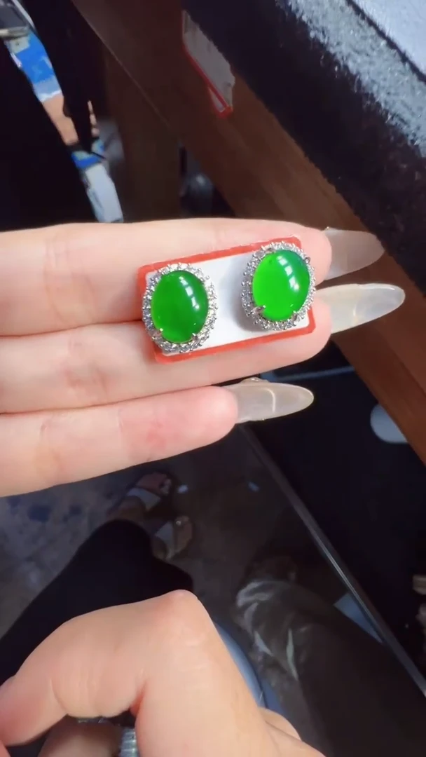未镶嵌定制翡翠翡翠A货有轻微色差属于正常现象，耳钉多样性发货1
