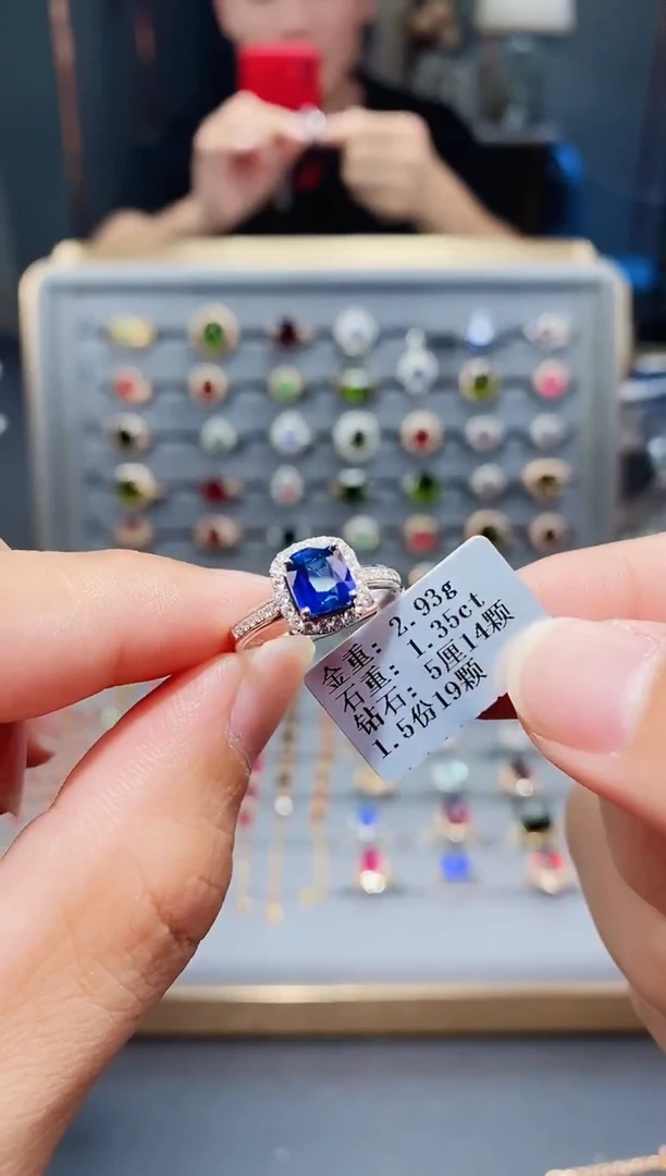 戒指蓝宝石18K金镶嵌1.35.