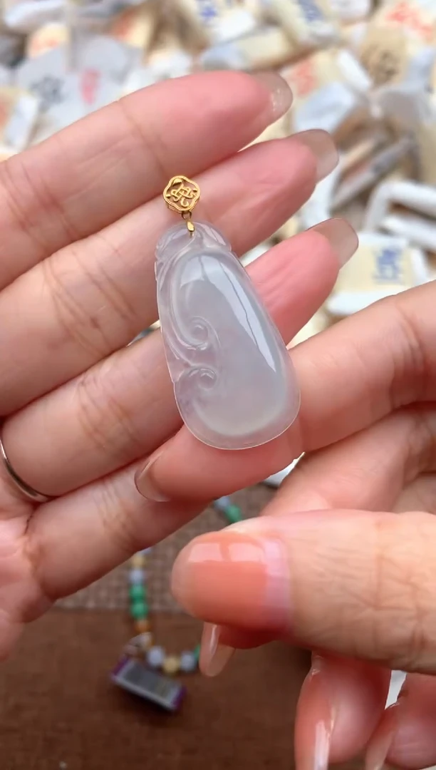 18K金镶嵌挂件翡翠一