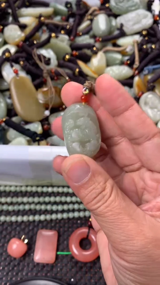 【闪购商品】和田玉颈饰未镶嵌多样性发货没有证书，拍一发一.有瑕