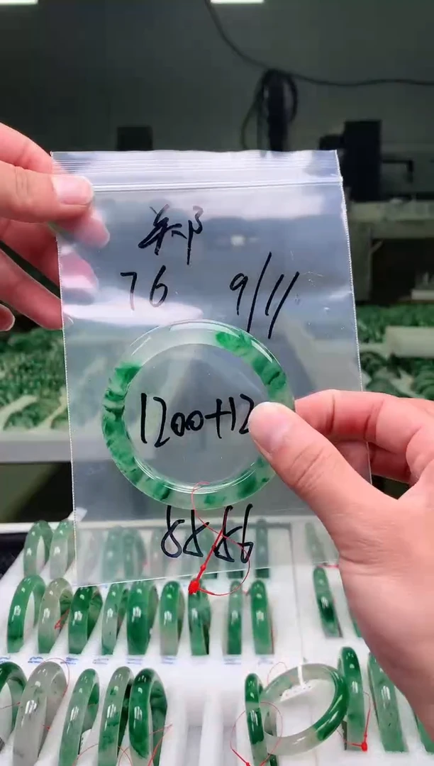 未镶嵌非洲翠手镯石英质玉李*梅非洲翠手镯55-56圈口76号