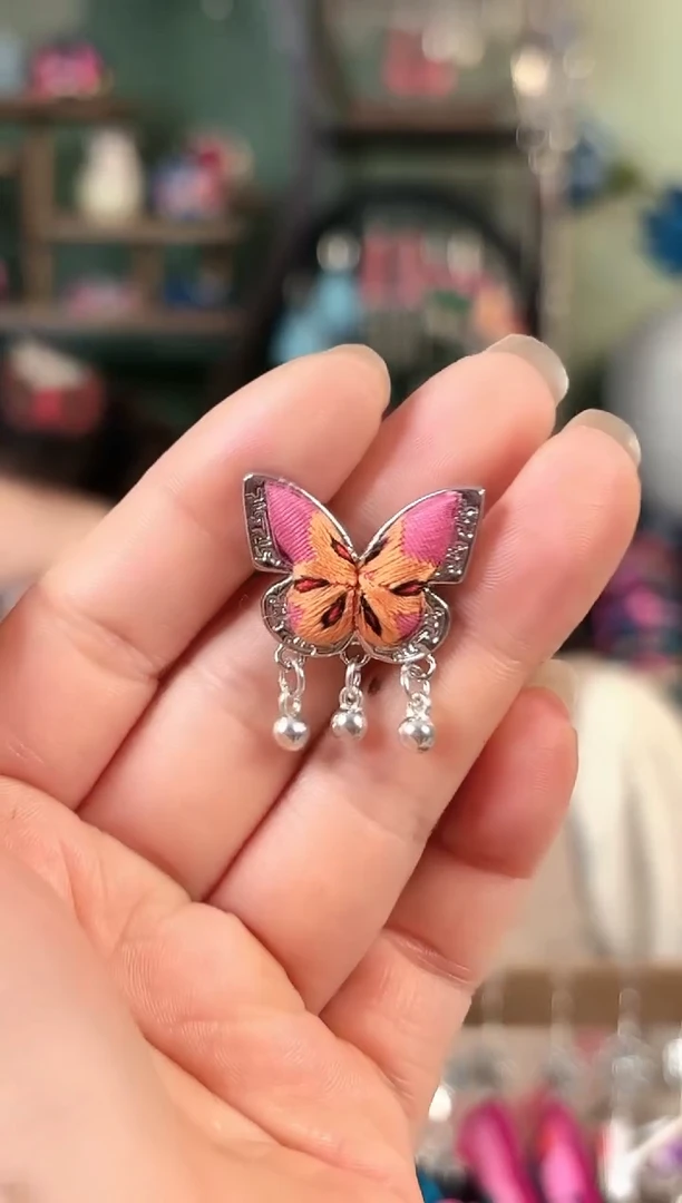 彩云南阁非遗老绣饰品537