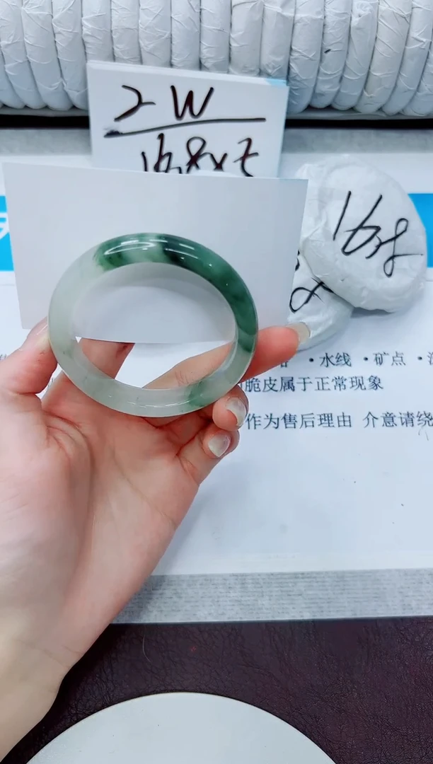 石英质玉手镯未镶嵌104/50.9