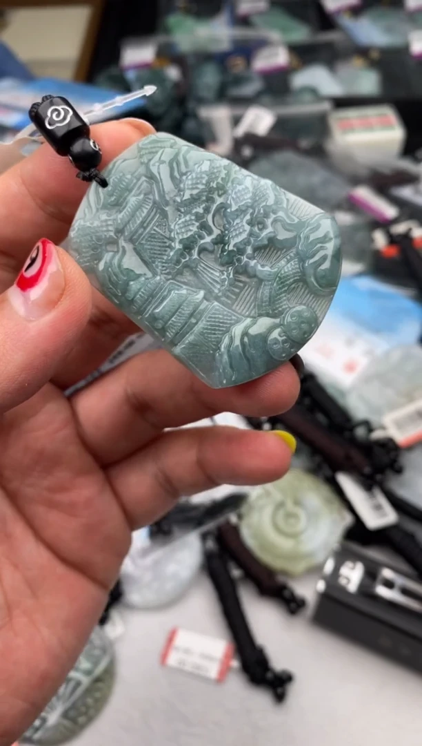 翡翠未镶嵌颈饰多样性发其一