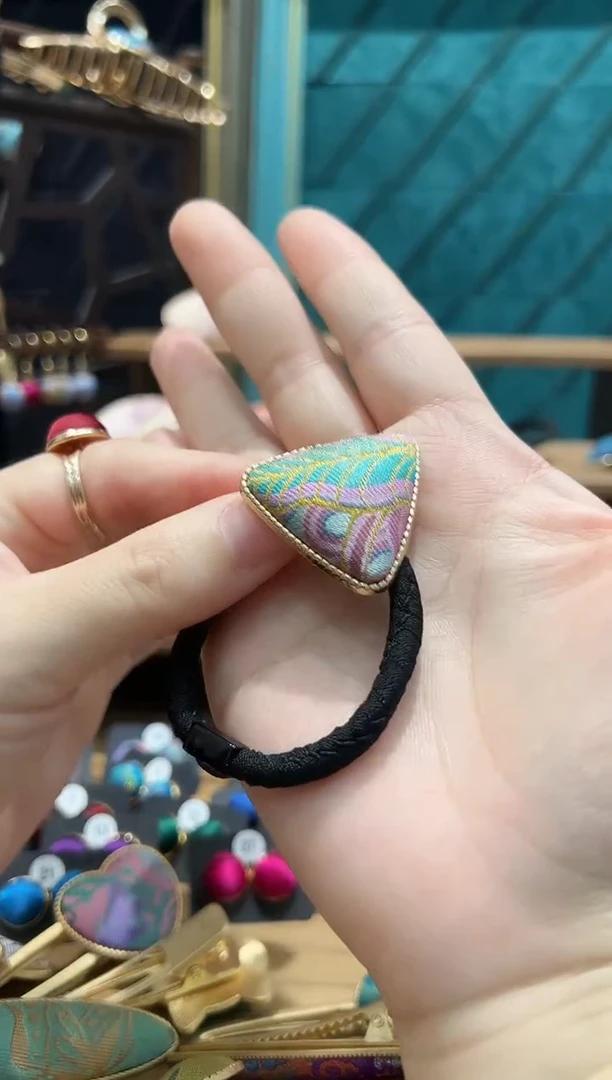 【闪购商品】【孤品车2.16】彩菱宝相三角发绳一个